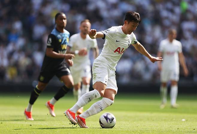 드리블 돌파를 시도하는 손흥민. Getty Images