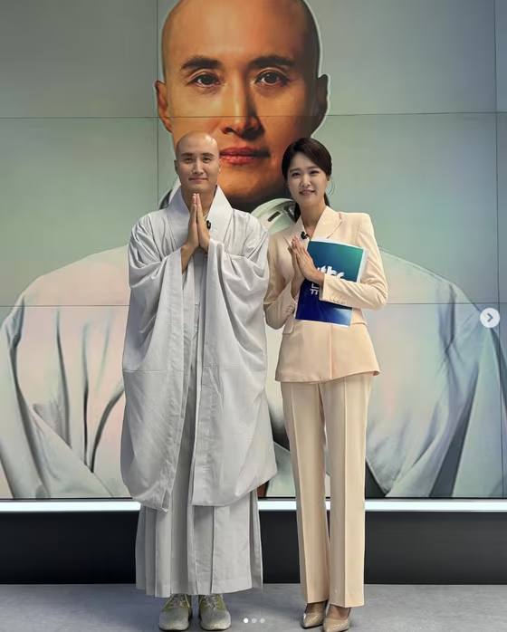 12일 방송된 JTBC ‘뉴스룸’에 출연해 부캐릭터 뉴진스님을 선보인 개그맨 윤성호(왼쪽)의 인증사진. 사진 윤성호 SNS