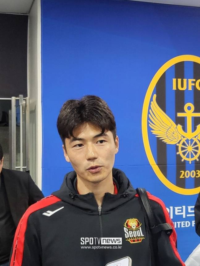 ▲ FC서울은 11일 인천축구전용경기장에서 열린 하나은행 K리그1 2024 12라운드에서 인천유나이티드를 만났다. 후반전에도 과열된 분위기는 가라앉지 않았다. 결국 경기 후 일부 팬들이 FC서울 골키퍼 백종범에게 물병을 던졌다. 이 과정에서 기성용이 급소를 맞아 한동안 고통스러워했다.&nbsp;기성용은 경기 후 공동취재구역(믹스트존)에서 "어떤 의도로 물병을 던졌는지 모르겠지만 정말 위험한 행동이었다. 물병 투척은 사람을 다치게 할 수도 있다. 한국프로축구연맹에서 잘 판단할 것으로 본다"라고 말했다. 과열된 분위기에 자칫 부상을 당할 뻔 했던 아찔한 순간이었지만, 경기장 안에서 일은 경기장 안에서 끝냈다. 기성용은 이후 자신의 사회관계망서비스(SNS)에 "승점 3점 후 치킨과 함께 프리미어리그"라며 번리-맨체스터 시티 중계를 보며 휴식하는 모습을 게재했다 ⓒ스포티비뉴스DB