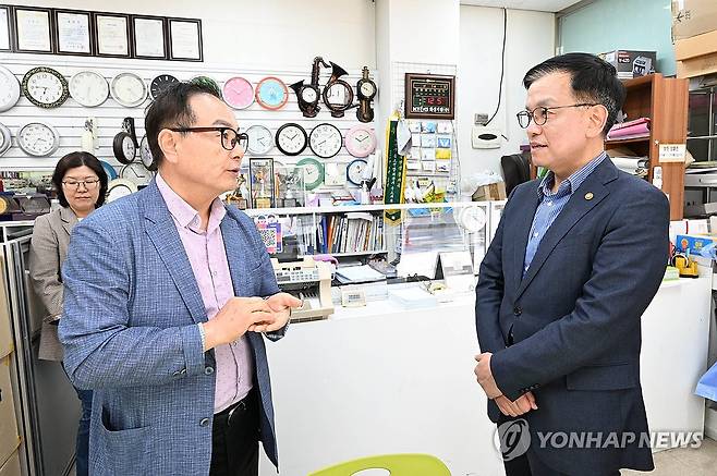 최상목 부총리, 정부 출범 2주년 계기 소상공인 방문 (서울=연합뉴스) 최상목 부총리 겸 기획재정부 장관이 지난 10일 정부 출범 2주년 계기로 경기도 화성시 병점 내 중심상가를 방문, 애로사항을 청취하고 있다. 2024.5.12 [기획재정부 제공. 재판매 및 DB 금지] photo@yna.co.k