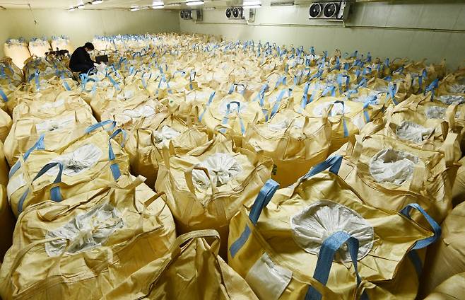 지난해 4일 경기도 용인시 처인구 원삼면 용인시농협쌀조합공동사업법인 저온저장고에서 관계자가 가득 쌓여 있는 벼 포대를 살펴보고 있다. (사진 = 뉴시스)