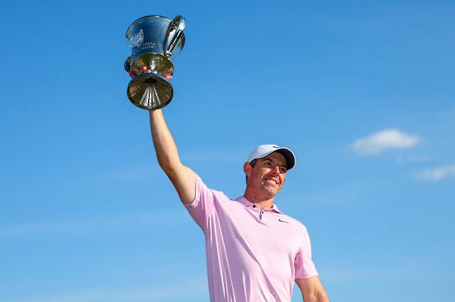 로리 매킬로이가 13일 열린 PGA 투어 웰스 파고 챔피언십에서 우승한 뒤 트로피를 번쩍 들고 있다.(사진=AFPBBNews)