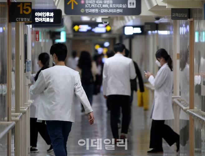 [이데일리 방인권 기자] 서울의 한 대학병원에서 의료진이 이동을 하고 있다.