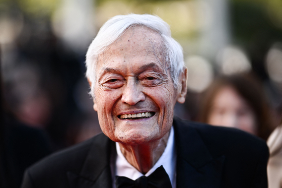 (FILES) US film director and producer Roger Corman arrives for the Closing Ceremony and the screening of the film "Elemental" during the 76th edition of the Cannes Film Festival in Cannes, southern France, on May 27, 2023. American B-movie director and producer Roger Corman, best known for churning out hundreds of low-budget films and giving some of Hollywood's biggest stars their early breaks, has died at the age of 98, US media reported on May 11, 2024. (Photo by LOIC VENANCE / AFP)  〈저작권자(c) 연합뉴스, 무단 전재-재배포, AI 학습 및 활용 금지〉