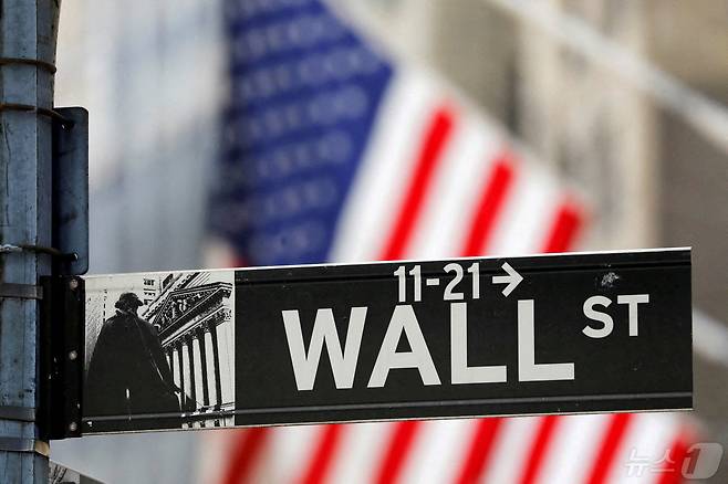 NYSE가 있는 월스트리트 표지판. ⓒ 로이터=뉴스1