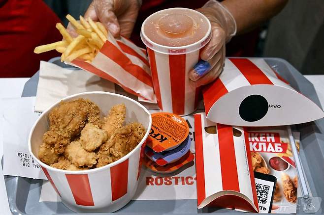 KFC의 닭 메뉴. 고물가 부담에 소와 돼지 대신 닭고기를 먹는 미국인이 늘고 있다 ⓒ AFP=뉴스1