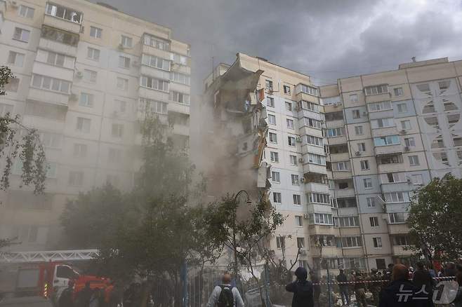 12일(현지시간) 러시아 벨고로드에서 우크라이나 군의 대규모 포격을 받은 아파트가 붕괴된 모습이 보인다. 2024.05.13 ⓒ AFP=뉴스1 ⓒ News1 우동명 기자