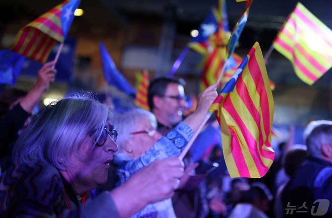 프랑스 남부의 한 마을에서 스페인 카탈루냐 지방의 독립 지지자들이 시위를 벌이고 있다. 2024.5.8 ⓒ 로이터=뉴스1 ⓒ News1 강민경 기자