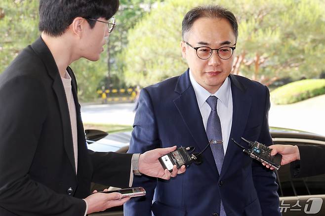 이원석 검찰총장이 10일 오전 서울 서초구 대검찰청에 도착해 취재진으로부터 김건희 여사 조사 관련 질문을 받으며 청사로 출근하고 있다. 2024.5.10/뉴스1 ⓒ News1 민경석 기자