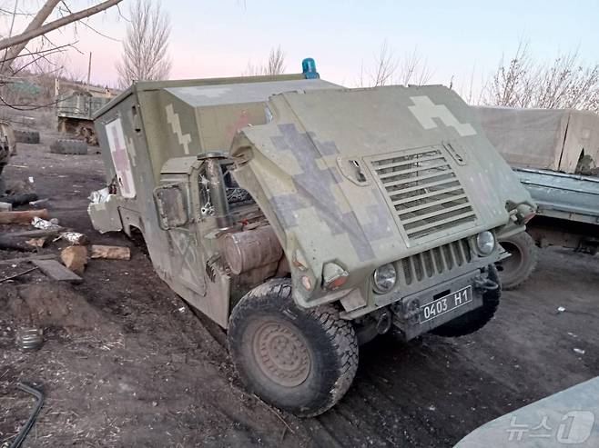 러시아와 전쟁을 치르고 있는 우크라이나 최전선에서 구급차가 크게 파손된 모습. (그린닥터스 제공)