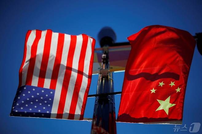 미국 매사추세츠주(州) 보스턴의 차이나타운에 미국과 중국의 국기가 나란히 걸린 모습. 2021.11.01. ⓒ 로이터=뉴스1 ⓒ News1 김성식 기자
