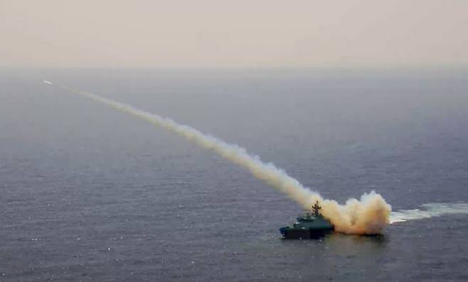홍대선함(PKG)이 적 수상함의 해상도발 상황을 가정해 해성-I 함대함유도탄을 발사하고 있다. (사진제공=해군)