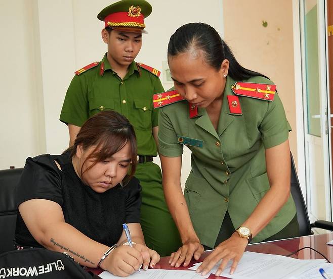 베트남에서 취업 사기를 친 여성이 경찰에 체포됐다. /VN익스프레스