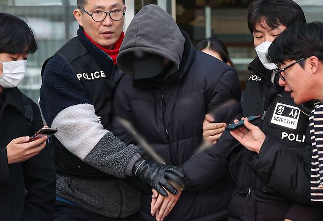 경복궁 담벼락에 2차 낙서를 한 20대 남성 설모씨가 작년 12월 성북경찰서에서 검찰로 송치되고 있다. /뉴스1