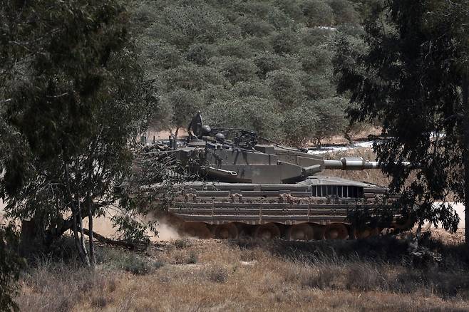 이스라엘 탱크가 12일 가지지구 국경 북쪽을 순찰하고 있다./EPA연합뉴스