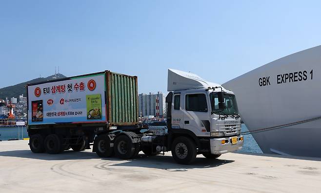 지난 9일 오후 부산 동구 연안여객터미널에서 열린 EU 삼계탕 첫 수출 행사에서 삼계탕을 실은 컨테이너가 이동하고 있다. /연합뉴스