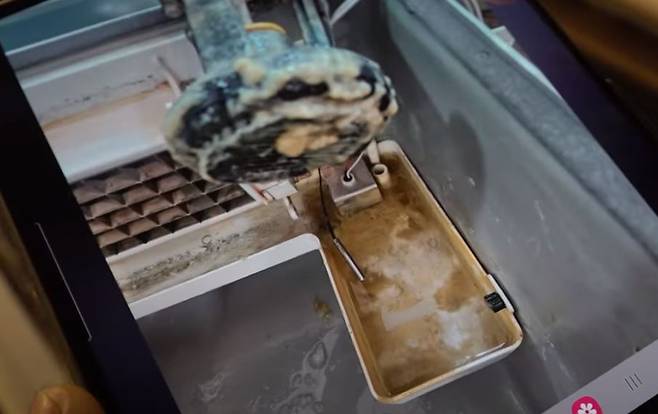 오염된 제빙기 내부 모습. 유튜브 갈무리