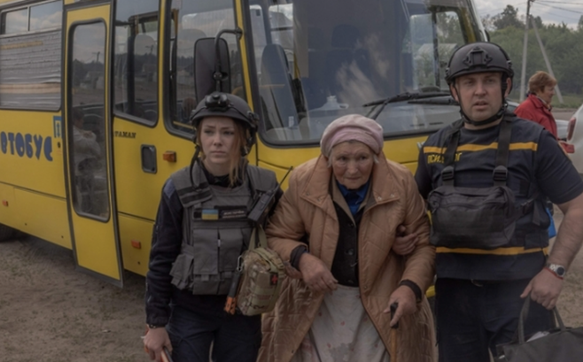 12일(현지시간) 우크라이나 하르키우 외곽 지역의 주민들이 우크라이나군이 마련한 대피소에 도착하고 있다. ⓒAFP/연합뉴스