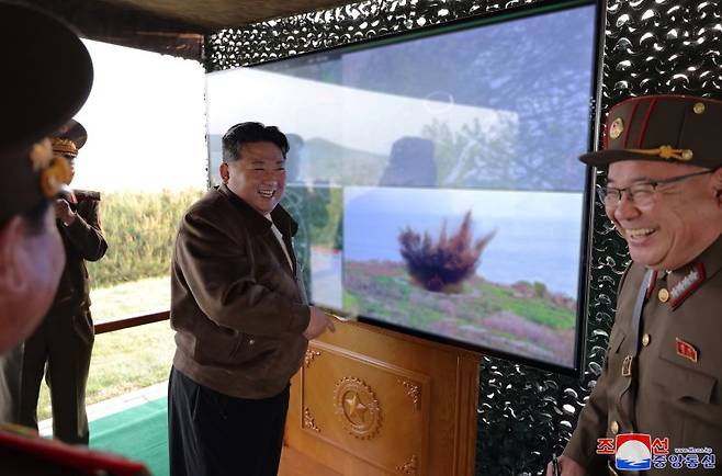 북한이 수도권을 겨냥하는 신형 240㎜ 방사포(다연장로켓포의 북한식 표현)를 올해부터 인민군에 배치하겠다고 밝혔다. 북한 조선중앙통신은 11일 김정은 국무위원장이 전날 기술 갱신된 240㎜ 방사포 무기체계를 파악하고 조종(유도) 방사포탄의 시험사격을 봤다고 보도했다. 사진=조선중앙통신 캡처