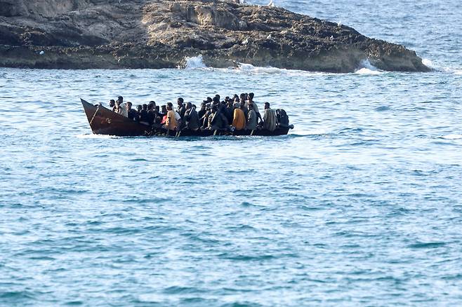 지난해 9월 이민자들을 태운 보트가 이탈리아 람페두사로 향하고 있다. 로이터 연합뉴스