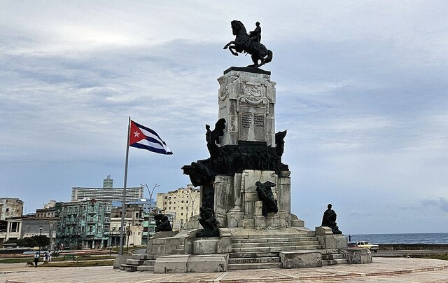 지난 2월18일 쿠바 아바나 안토니오마세오 공원에 있는 쿠바 국기가 바람에 펄럭이고 있다. 아바나/연합뉴스