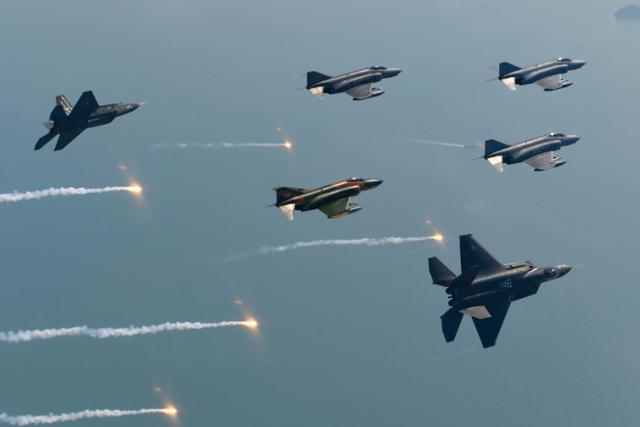 9일 F-4 팬텀 필승편대가 고별 국토순례비행 중 한국형 차세대 전투기 KF-21 보라매 시제기 2대(맨 왼쪽과 오른쪽 아래)와 합동 비행을 하고 있다. 공군 제공
