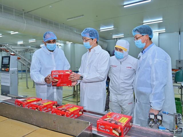 이창엽(왼쪽 두 번째) 롯데웰푸드 대표가 1월 29일(현지시간) 인도 공장 내 초코파이 생산 라인을 둘러보는 모습. 롯데웰푸드 제공