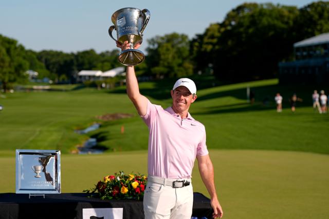 로리 매킬로이가 13일 미국 노스캐롤라이나주 샬럿의 퀘일 할로 클럽(파71)에서 열린 미국프로골프(PGA) 투어 웰스파고 챔피언십에서 우승한 뒤 트로피를 들어 올리고 있다. 샬럿=AP 연합뉴스