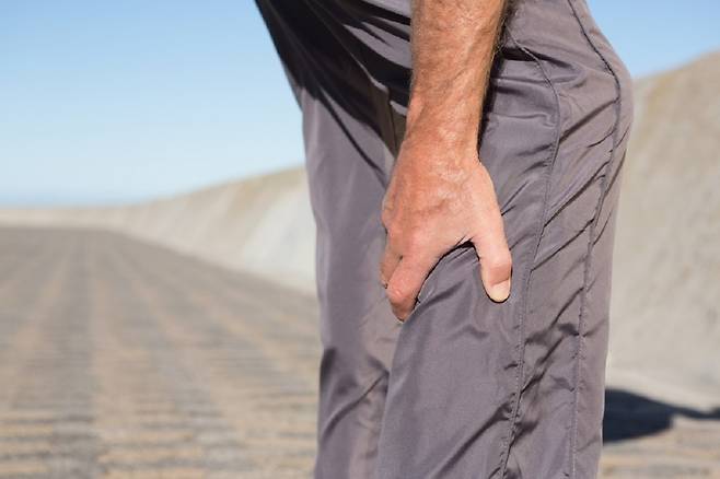걸을 때 나도 모르게 비틀거리고, 걷는 거리가 3분의 1 이상 줄어들었다면, 하체 근육이 부족하다는 신호다./사진=클립아트코리아