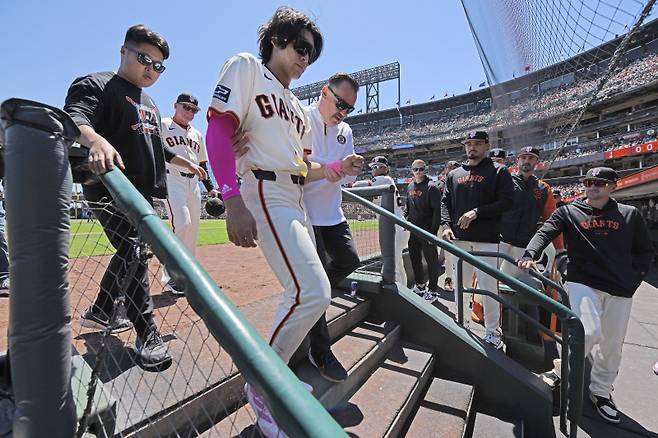 <yonhap photo-1798=""> San Francisco Giants' Jung Hoo Lee, third from left, is escorted to the locker room by a trainer after an injury in the first inning of a baseball game against the Cincinnati Reds in San Francisco, Sunday, May 12, 2024. (Jose Carlos Fajardo/Bay Area News Group via AP) MANDATORY CREDIT; NO LICENSING EXCEPT BY AP COOPERATIVE MEMBERS/2024-05-13 07:12:34/ <저작권자 ⓒ 1980-2024 ㈜연합뉴스. 무단 전재 재배포 금지, AI 학습 및 활용 금지></yonhap>