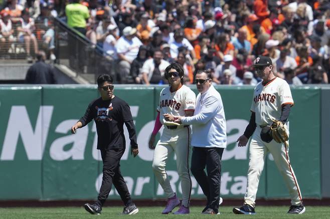 <yonhap photo-1624=""> San Francisco Giants center fielder Jung Hoo Lee, second from left, is helped off the field following an injury during the first inning of a baseball game against the Cincinnati Reds, Sunday, May 12, 2024, in San Francisco. (AP Photo/Godofredo A. V?squez)/2024-05-13 06:29:58/ <저작권자 ⓒ 1980-2024 ㈜연합뉴스. 무단 전재 재배포 금지, AI 학습 및 활용 금지></yonhap>