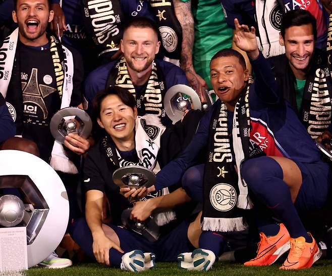 13일 열린 파리생제르맹(PSG)의 프랑스 리그1 우승 시상식에서 환하게 웃고 있는 이강인과 킬리안 음바페의 모습. AFP=연합뉴스