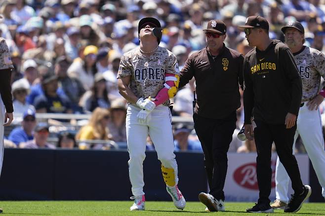 <yonhap photo-1744=""> San Diego Padres' Ha-Seong Kim holds his wrist after being hit by a pitch while batting during the fourth inning of a baseball game against the Los Angeles Dodgers, Sunday, May 12, 2024, in San Diego. (AP Photo/Gregory Bull)/2024-05-13 06:52:06/ <저작권자 ⓒ 1980-2024 ㈜연합뉴스. 무단 전재 재배포 금지, AI 학습 및 활용 금지></yonhap>
