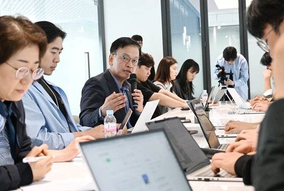 최상목 경제부총리 겸 기획재정부 장관(가운데)이 지난 10일 화성시의 한 반도체 기업에서 열린 간담회에서 발언하고 있다. [사진 기재부]