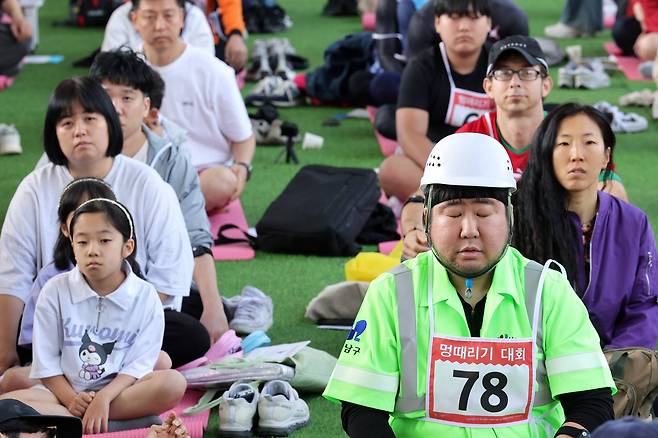멍때리기 대회가 12일 오후 서울 잠수교에서 진행되고 있다. 장진영 기자