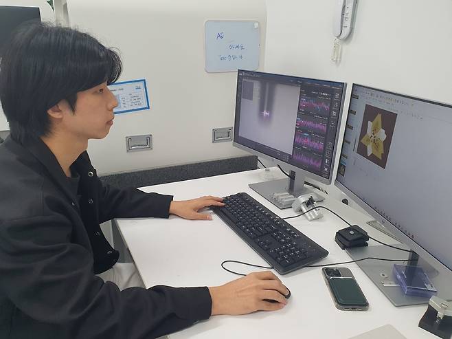 정동환 대리가 실리콘 시료 측정을 하고 있다. 수원=윤현주 기자