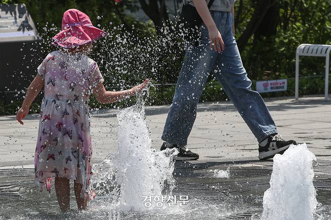 화창한 날씨를 보인 지난 9일 서울 광화문 광장 분수대에서 한 어린이가 물놀이를 하고 있다. 성동훈 기자