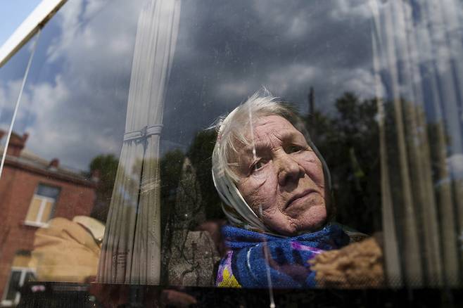 12일(현지시간) 우크라이나 동북부 하르키우주 보우찬스크에서 러시아군의 공격으로 주민들이 피란길에 오르고 있다. AP연합뉴스
