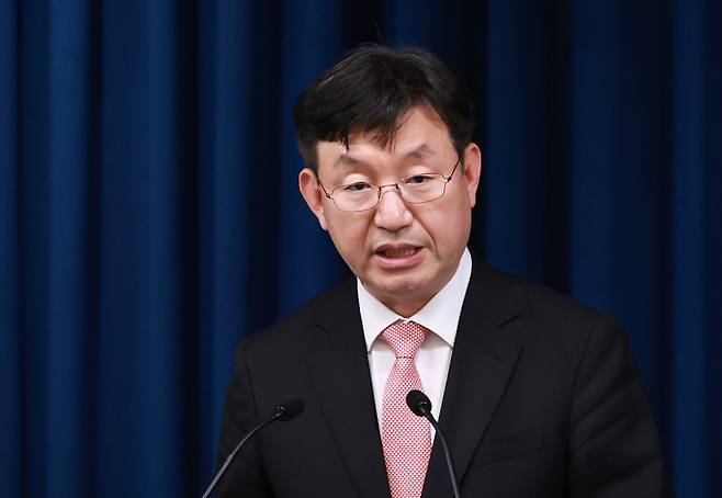 Sung Tae-yoon, director of national policy at the presidential office, speaks during a press conference in Seoul on Monday. (Yonhap)