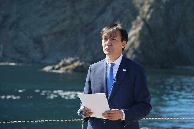 Cho Kuk, lawmaker-elect and founder of Rebuilding Korea Party, delivers a statement in front of Dokdo, an islet that has long been the subject of a territorial dispute between South Korea and Japan, on Monday. (Rebuilding Korea Party)