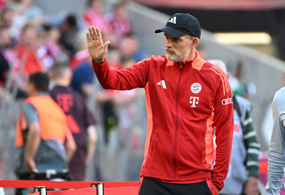 Bayern Munich manager Thomas Tuchel waves to fans before the match against Wolfburg at Allianz Arena in Munich, Germany on Sunday. [REUTERS/YONHAP]