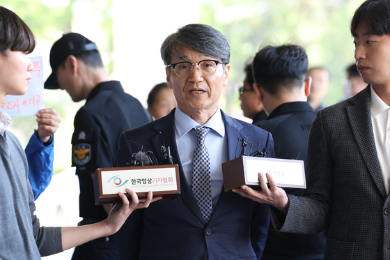 Korean American pastor Choi Jae-young responds to questions from reporters as he arrives for questioning at the Seoul Central District Prosecutors' Office in Seocho District, southern Seoul, on Monday morning. [YONHAP]