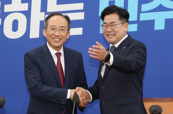 People Power Party floor leader Choo Kyung-ho, left, shakes hands with Democratic Party counterpart Park Chan-dae at the National Assembly on Monday. [NEWS1]