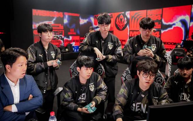 11일 TES전을 피드백하는 젠지. 라이엇 게임즈