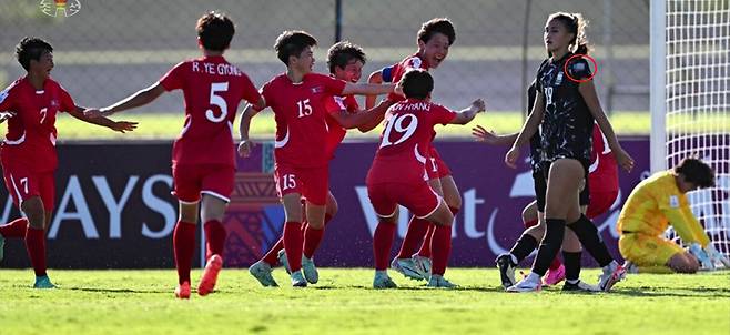 북한 조선중앙TV는 13일 2024년 AFC U-17 여자 아시안컵에서 북한 여자축구팀이 한국을 7:0으로 이긴 경기 소식을 전하며 한국팀의 유니폼 왼쪽팔에 부착된 태극마크(붉은 원)를 모자이크 처리한 사진을 내보냈다. / 사진=조선중앙TV 화면