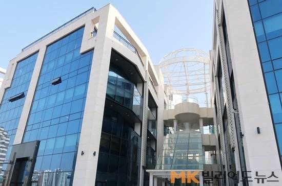 원스톤스포츠센터가 들어서 있는 시흥 거북섬 마리나베이101 건물. 스누커훈련장과 재활 및 트레이닝 시설은 이곳 3층에 위치해 있다.