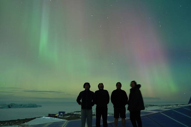 지난 11일 밤 남극 장보고과학기지 일대에서 오로라가 나타나고 있다. [자료=연합뉴스]