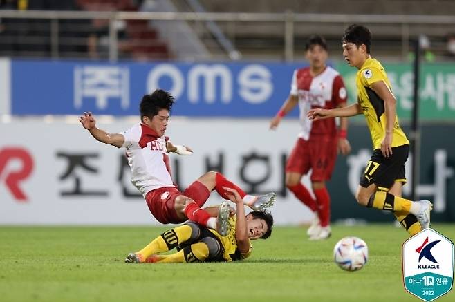 김태현(사진 오른쪽)은 몸을 아끼지 않는 선수다. 사진=한국프로축구연맹