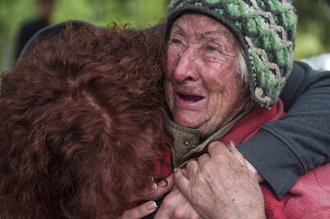 [보우찬스크=AP/뉴시스] 11일(현지시각) 우크라이나 하르키우주 보우찬스크 마을에서 테티아나(82)라는 할머니가 피란길에 오르면서 딸과 함께 울고 있다. 이 할머니는 러시아의 공습으로 자택에서 남편을 잃었다. 러시아의 하르키우주 공세가 이어지면서 올레흐 시네후보우 하르키우 주지사는 접경지 거주민 1천775명을 대피시켰다고 밝혔다. 2024.05.12.