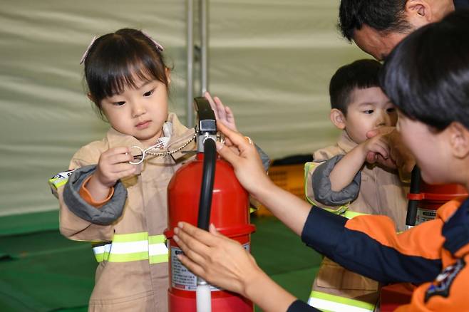 최근 전주실내체육관에서 열린 ‘2024 현대모비스 교통·재난안전 체험교육’에 참가한 초등학생들이 화재 대피 훈련과 올바른 소화기 사용법, 심폐소생술 등을 체험하고 있는 모습./사진=현대모비스 제공